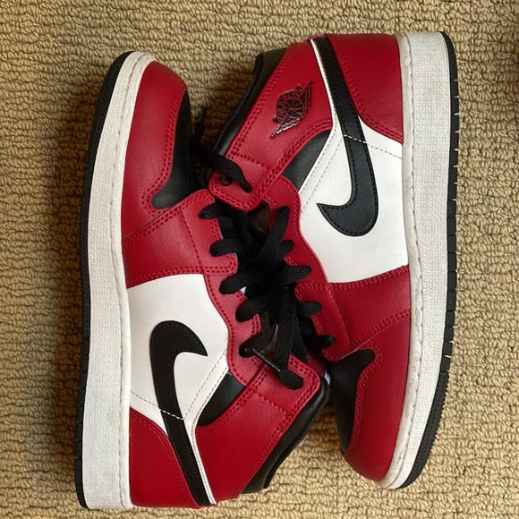 JORDAN 1 MID CHICAGO BLACK-TOE - Picture 3 of 4